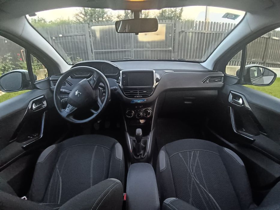 Vând Peugeot 208