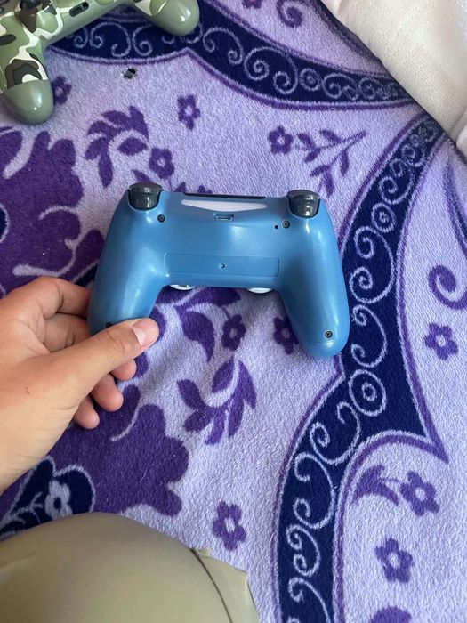 Продава се PS4 с 2 джойстика