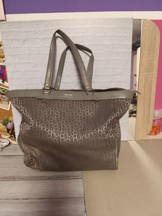 Две големи чанти.