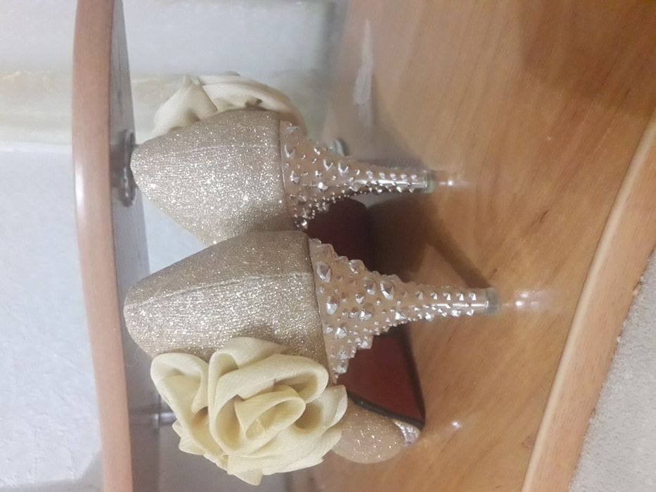 Продам туфли новые