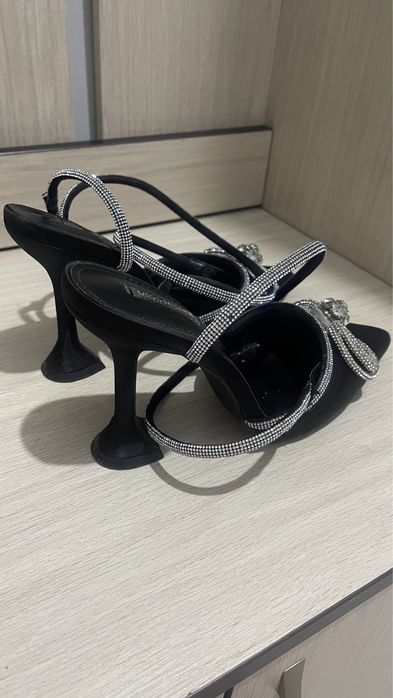 Продам босоножки со стразами