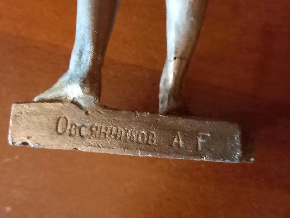 продам статую ссср. ватерполист. 22 см.  силумин.