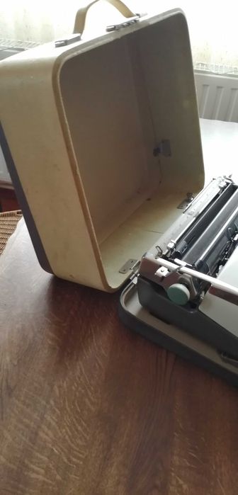 Masina de scris mecanica portabila marca Olympia