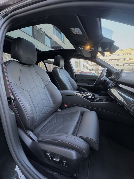 BMW 520D xDrive MHEV 2025/07 FULL M PRO 4x4 18.500KM ICONIC GLOW R20”