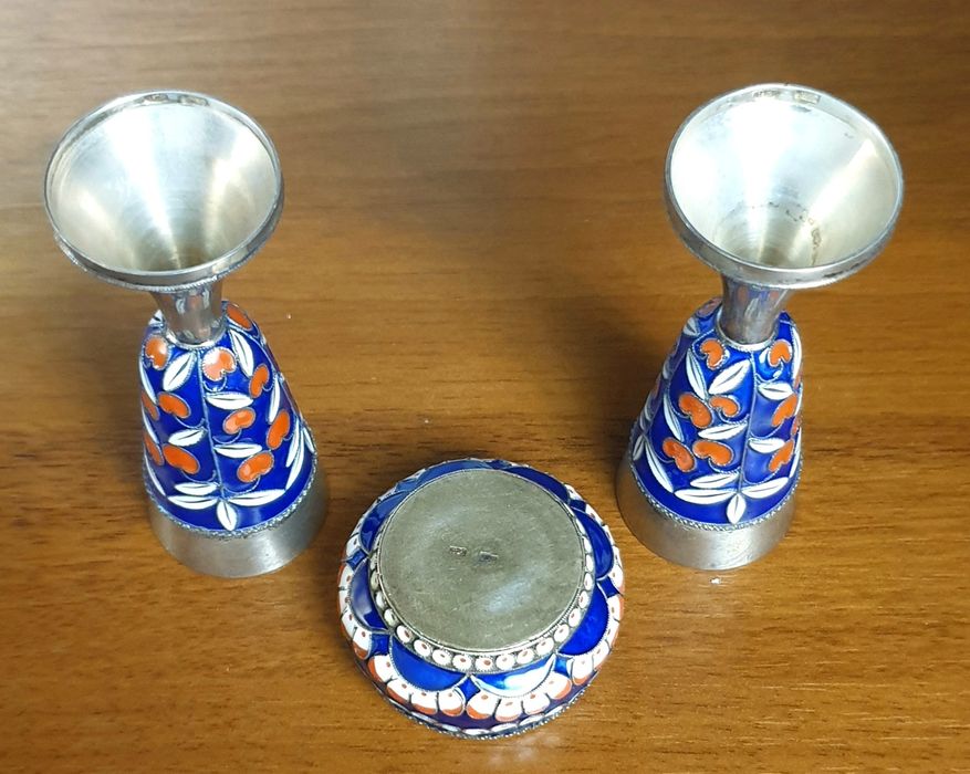 Рюмки, солонка, ножи