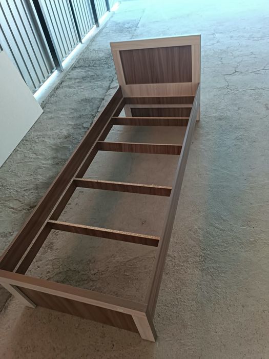 Продам кровать с матрасом
