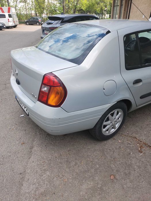 лека кола Рено клио