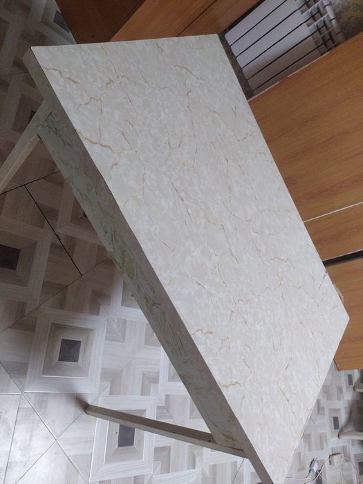 Эшиклар бир хил 2дона ва Стол