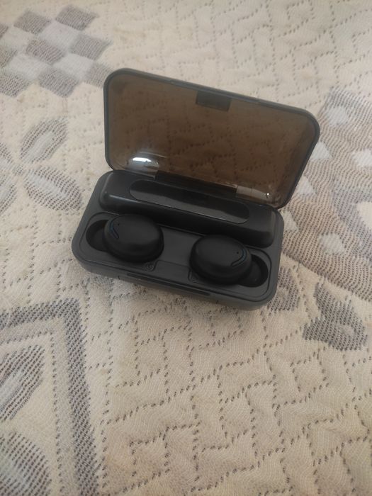 True wireless earbuds with power bank