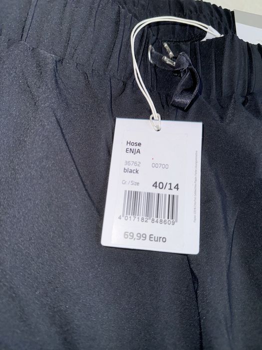 Pantaloni noi cu eticheta