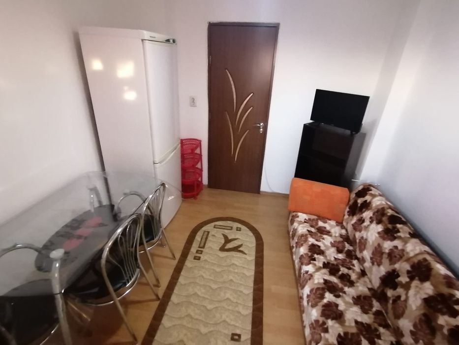 Inchiriez apartament decomandat cu doua camere