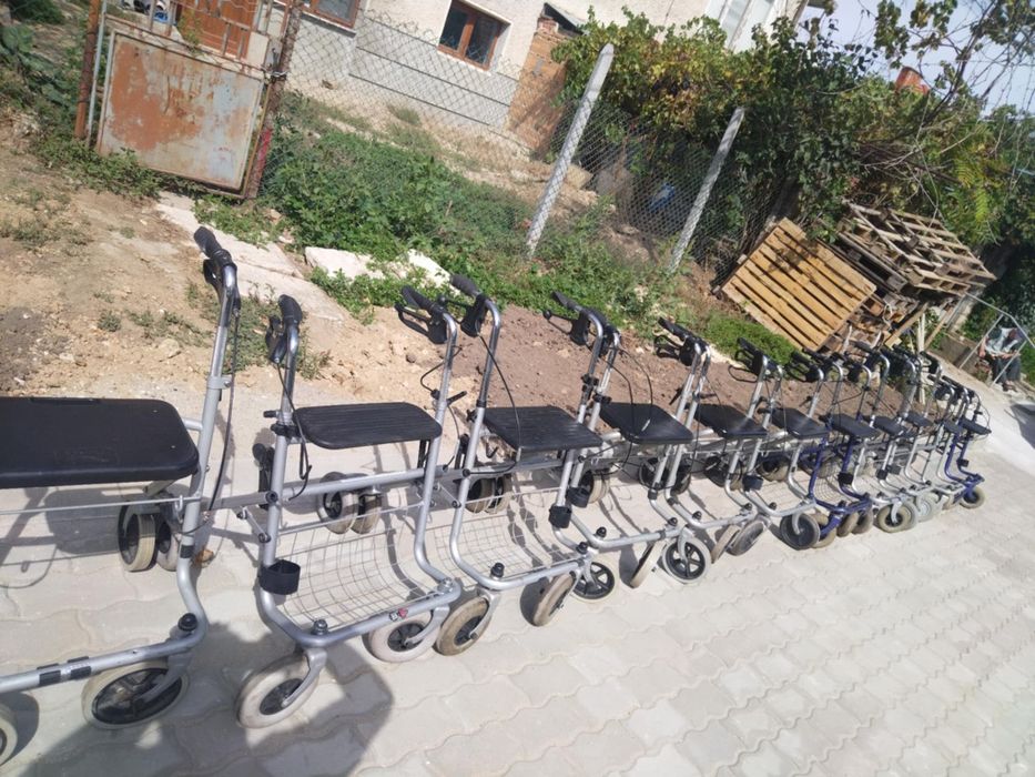 Проходилка ролатор/сгъваема/със седалка.
Здрава без забележки.
Сгъва с