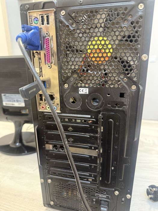 Компютър с монитор SAMSUNG