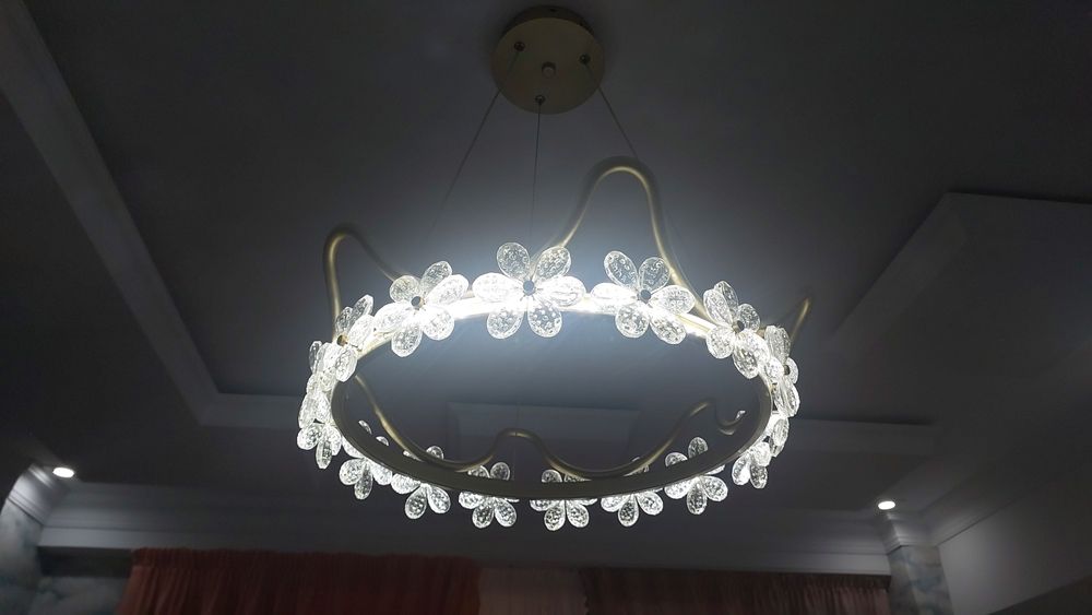 Современная LED-люстра «Цветочное кольцо»