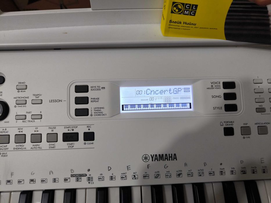 Синтезатор Yamaha EZ-300 със стойка