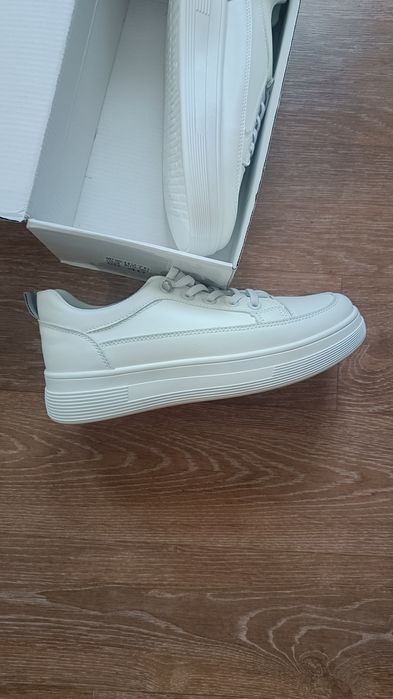 Кроссовки женские