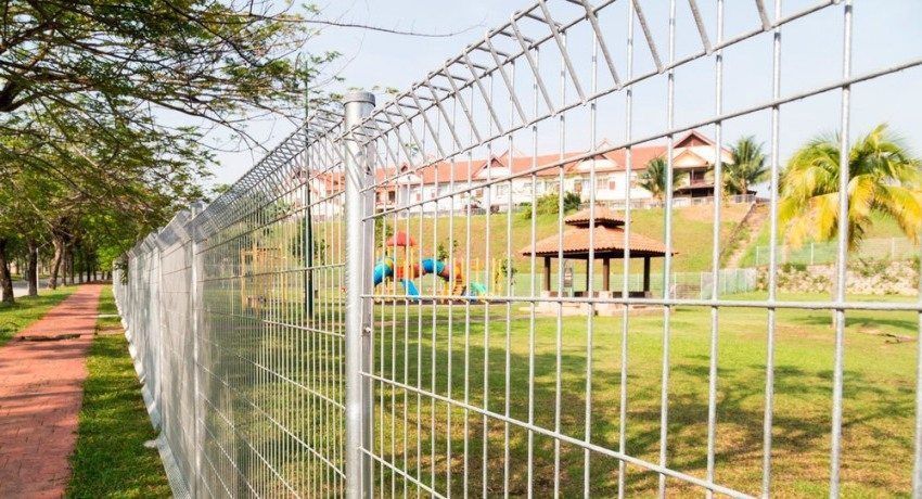 Împrejmuiri garduri din plasa pordurata sau la val