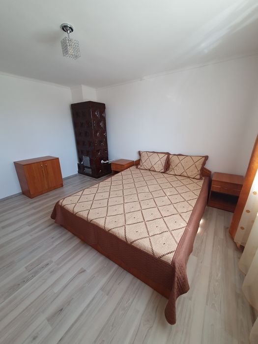 Dormitor complet  – pat dublu, saltea,șifonier, comodă, noptiere + masă de toaletă cu oglindă