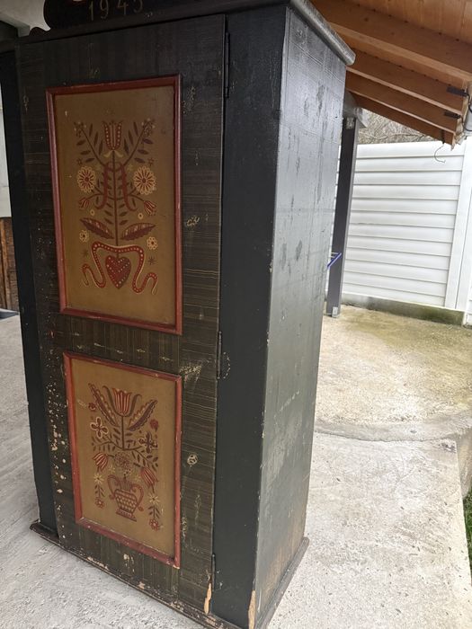 Dulap vechi din lemn de brad