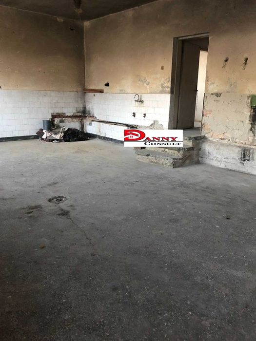 Двуетажна монолитна къща с двор в с. Беброво