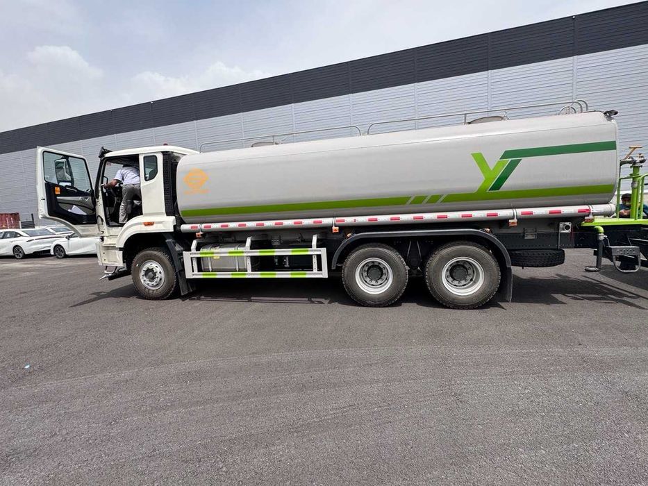 Vodovoz 20 KUB. Sinotruk HOWO 6×4 Водовоз. Тайер Тошкентда