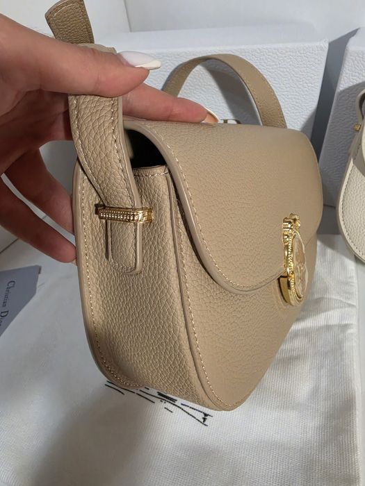 Налична чанта Dior Médaillon Beige