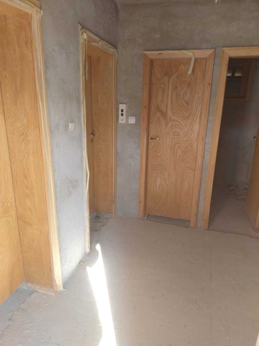 Продавам УПИ с  4 масивни къщи  и 3 постройки в с.Славщица до ЛОВЕЧ