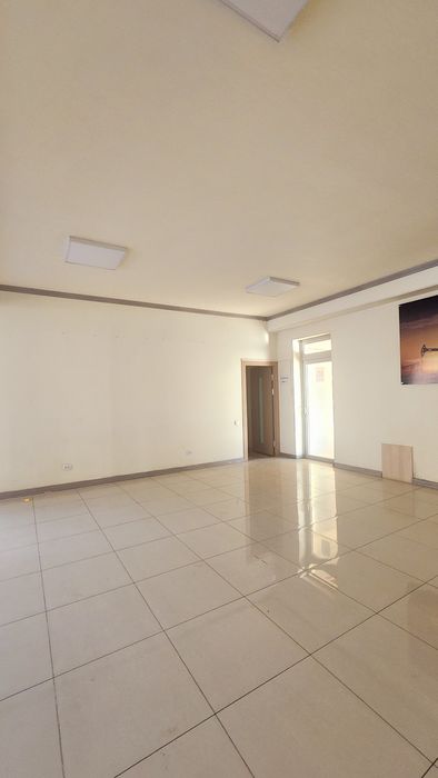 Продаётся офис  1335 кв.м М Ойбек