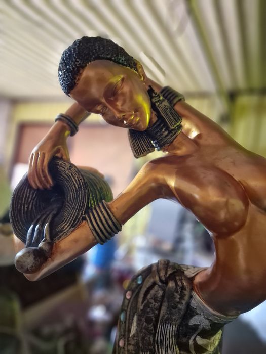 Продам статуэтку африканка с сосудом