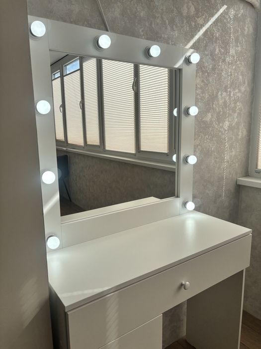 Визажный стол с зеркалом