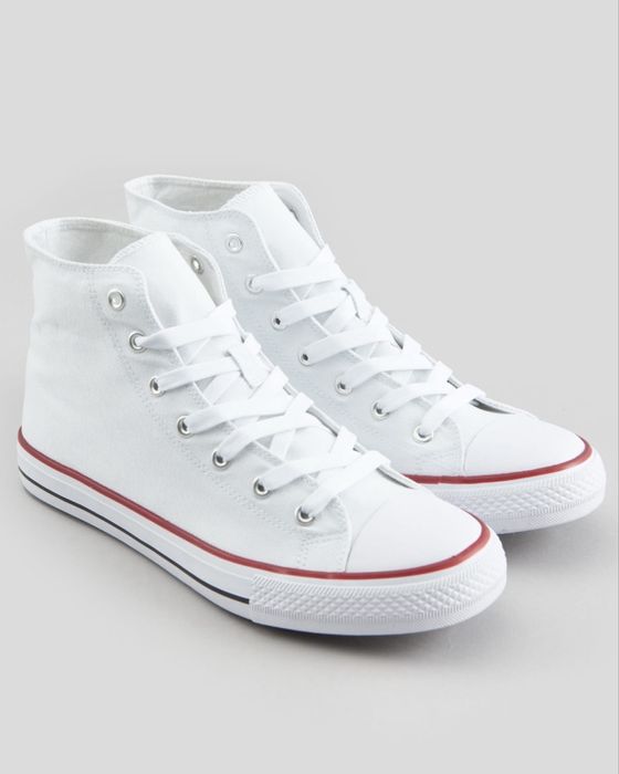 Нови бели кецове