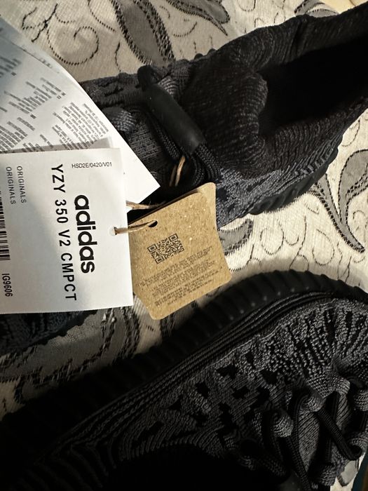 YZY 350V2 CMPCT noi cu eticheta