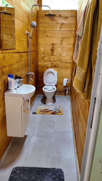 Продава каравана с просторен навес на морето