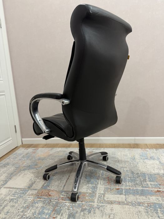 Офисный кожаный стул