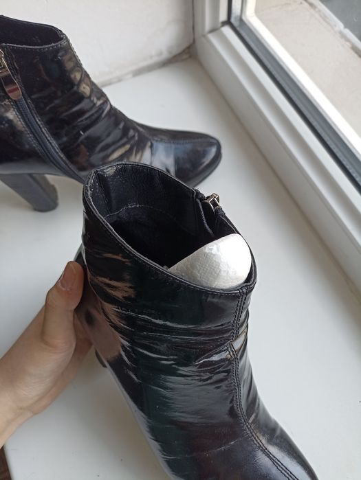 Лакированные ботильоны