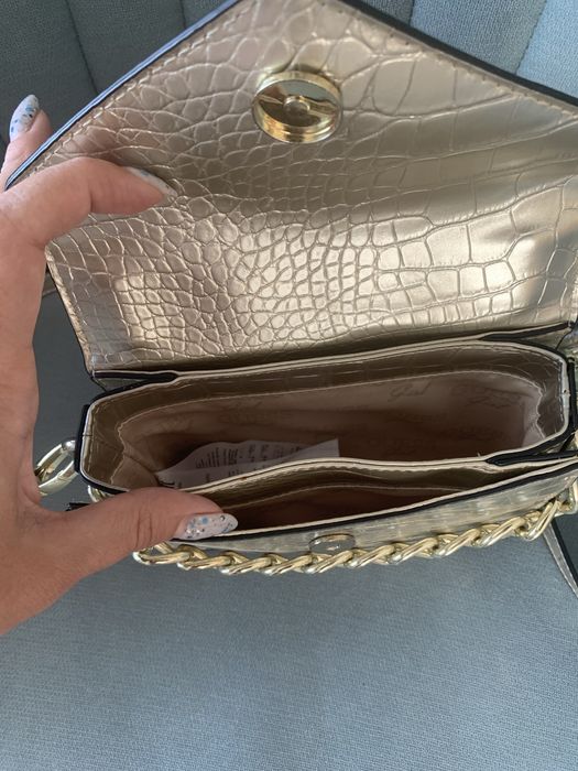 Малка златна чанта Guess