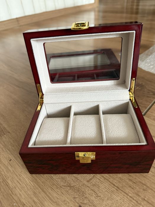 Футляр для часов, дерево.