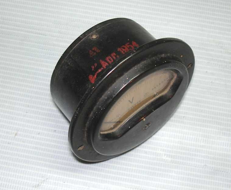 Аналогов волтметър със стрелка, произведен в СССР