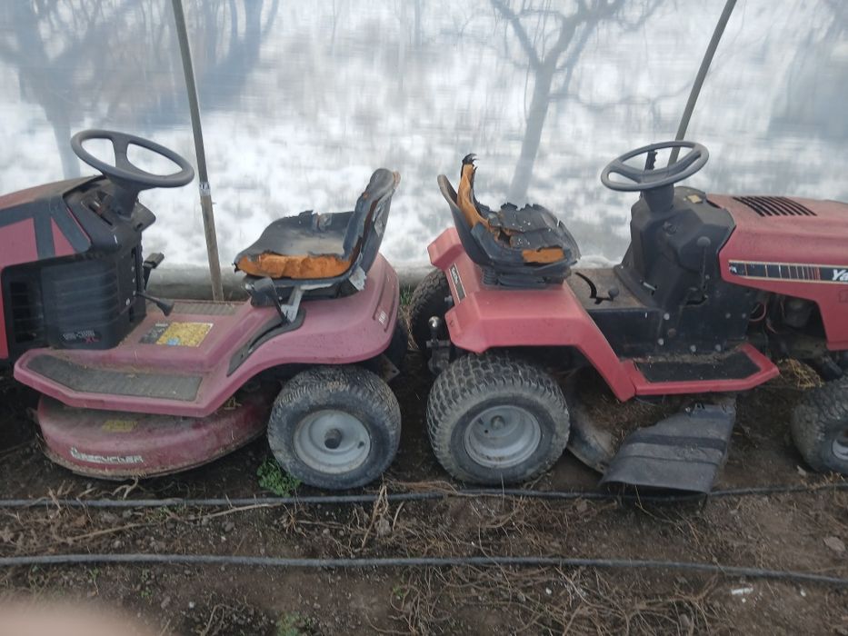 Vând două tractorașe de tuns iarba, perfect funcționale