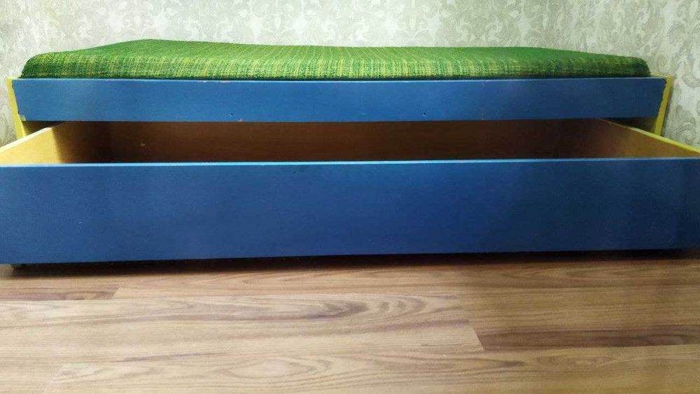 Детская кроватка с матрасом и тумбочкой