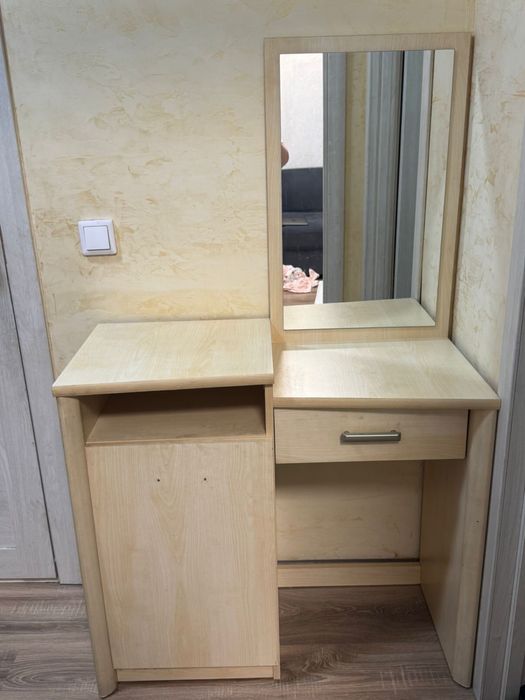 Трюмо с зеркалом