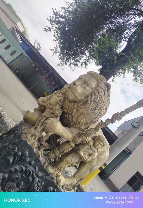 Sher haykali sotiladi