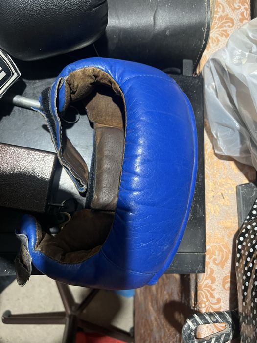 Боксерские перчатки и шлем