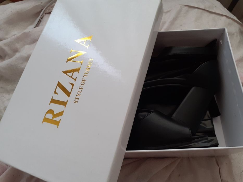 Продам туфли на каблуке новые