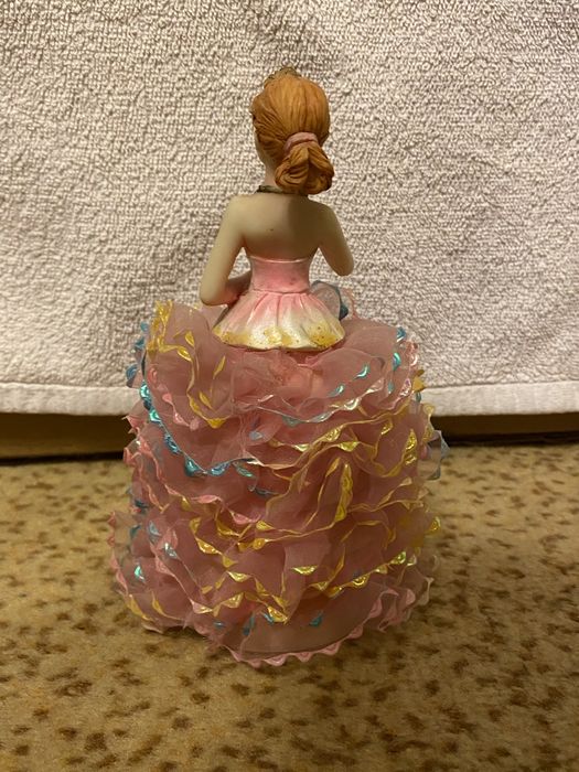 статуэтка девушка в платье