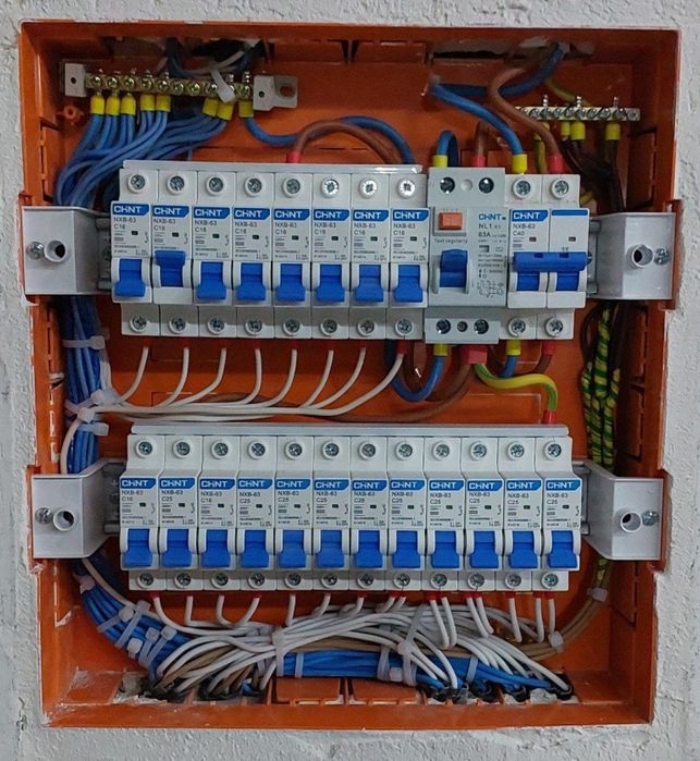 Электрик на част