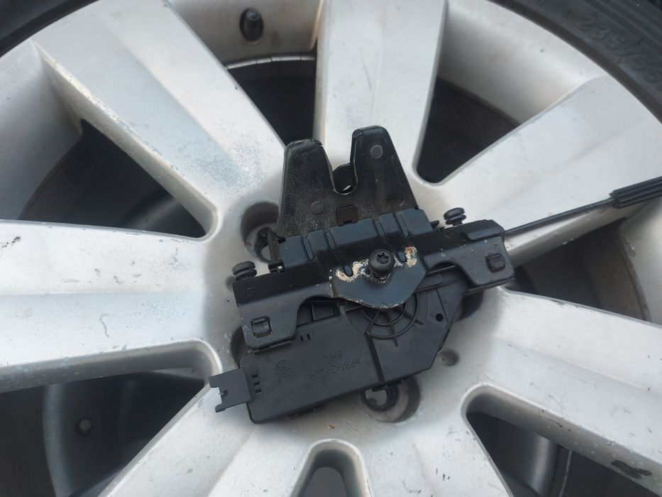 Брава за заден капак БМВ Е90 / BMW E90