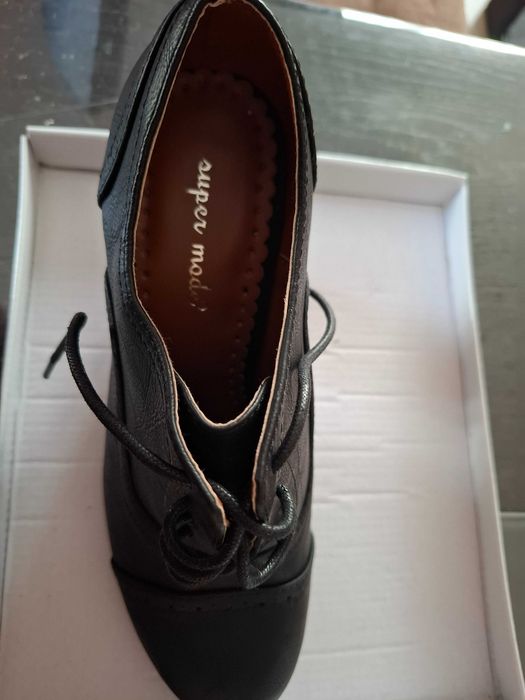 Елегантни дамски обувки от естествена кожа