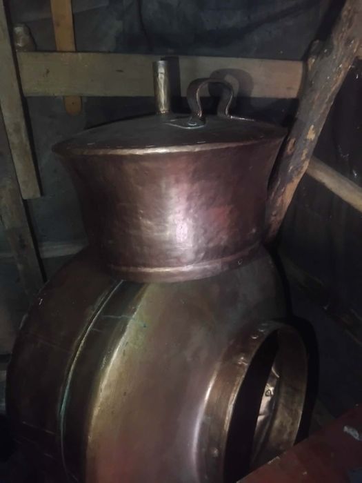 Vand cazan de arama 22 de galeti grosimea de 3 mm greutatea aproximativ 70 kg  pret pe kg 300 lei