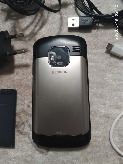 Кнопочный мобильный телефон модели Nokia E5.